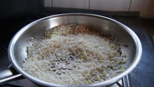faire sauter le riz dans la poêle après le rôti, les échalotes et les champignons