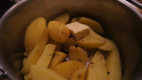 Cuite mais pas trop (pas bon les patates trop cuites !), du poivre et de la muscade rapée. Une noquette de beurre de ferme (bio ?)