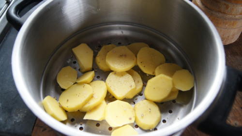 Cuisson des tranches de patate type patates fermes, croquantes.