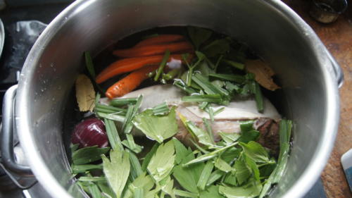Il faut un bouillon intense et bien corsé, oignon, céleri, poireau, carotte, laurier, thym, persil etc.