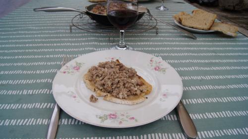 La tartine... peut être accompagnée de cornichon et oignons au vinaigre ou lacto-fermentés, de queues d'oignons du jardin...