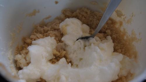 Ramollir la pâte de coco, par exemple au micro onde , ajouter le miel et les blancs battus