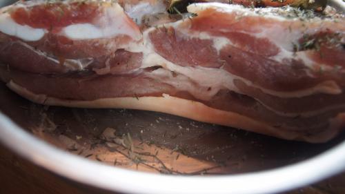 Entaille dans la première couche de viande en bas pour les échalotes et l'ail