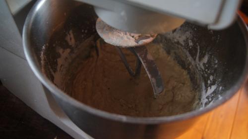 Remplacer le K à mélanger par le crochet pour allonger la pâte le plus possible après l'ajout de la farine