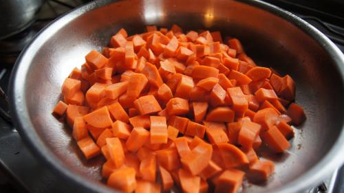 Dans la graisse récoltée des lards, je fais revenir mes carottes