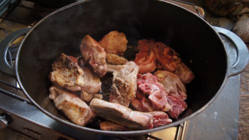 1 kg de viande de mouton pour 4 soit +/- 2.5 € par personne.On peut faire pareil avec du poulet.