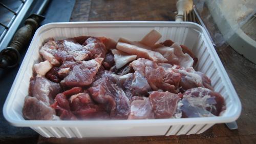 60% de petites viandes de porc maigre, 30% de petites viandes de bœuf maigre et 10% de lard gras