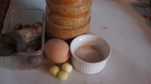 Epices et oeuf pour 1 kg15 g de gros sel, 2 g de poivre au moulin et 0.5 g de muscade râpée. Une belle échalote ou plusieurs petites.