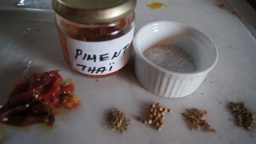 Epices au kg, 15 g de sel, 2 g de poivre, un peu de piment thai maison, un peu de paprika frais ou en poudre, cumin, grains de fenouil, coriandre feuille ou grains