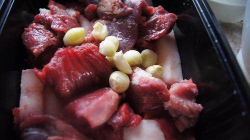 Viande et échalotes Jamais d'oignon (pas d'échalote type cuisse de poulet ou de dinde car ce sont des échalions: famille des oignons !)