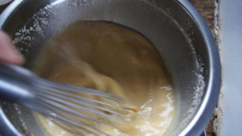 Battre le mélange oeufs-sucre-vanille-orange pour l'épaissir