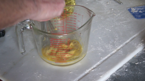 Mélanger sel-moutarde et jaune d'oeuf avant de verser lentement l'huile
